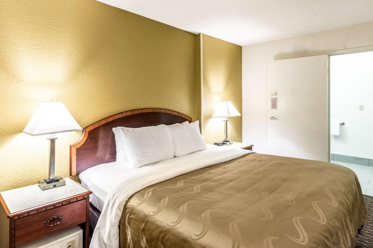 Quality Inn Milwaukee- Brookfield Esterno foto