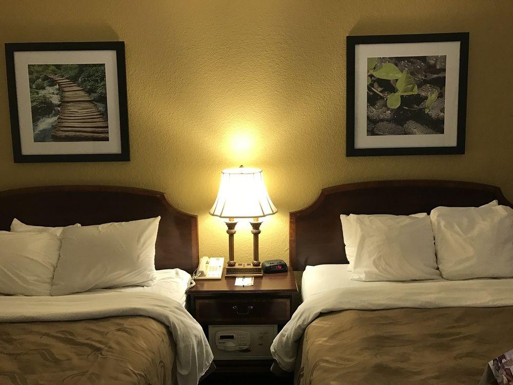 Quality Inn Milwaukee- Brookfield Esterno foto