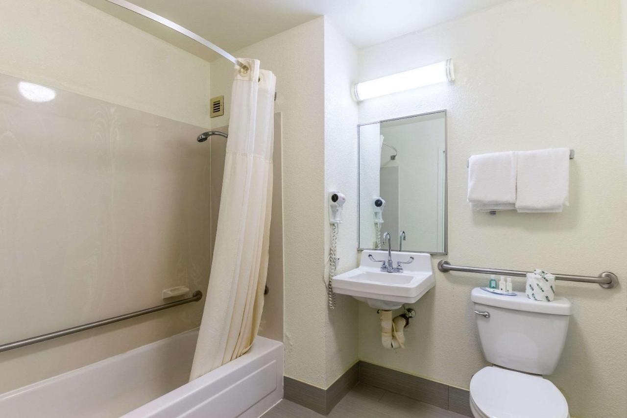 Quality Inn Milwaukee- Brookfield Esterno foto