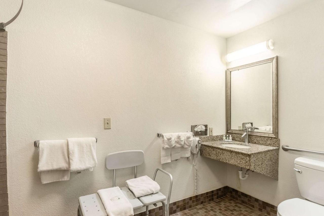 Quality Inn Milwaukee- Brookfield Esterno foto