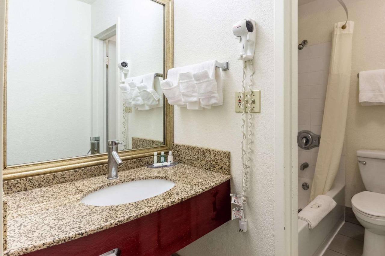 Quality Inn Milwaukee- Brookfield Esterno foto